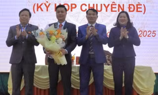 Tân Chủ tịch huyện Đình Lập nhận hoa chúc mừng. 