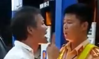 Tài xế Bình say xỉn, buông lời thoá mạ cảnh sát. Ảnh cắt từ video