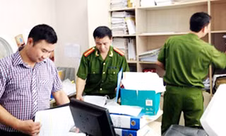 Cơ quan CA thực hiện lệnh khám xét tại Cty Khải Thái. Ảnh: HQ