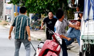 Mâu thuẫn do nẹt pô xe, chém 3 người bị thương nặng