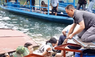 Sập cầu phao đền An Mã, khoảng 20 người rơi xuống hồ Ba Bể