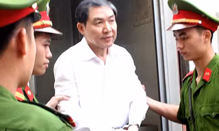 Dương Chí Dũng (áo trắng) tại phiên tòa phúc thẩm. Ảnh: Việt Dũng