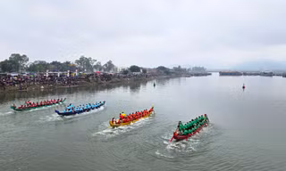Hàng vạn người đứng bên bờ sông cổ vũ màn đua thuyền rồng độc đáo