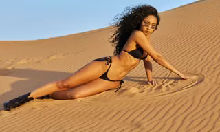 Vóc dáng bốc lửa đậm chất Latin của Leigh-Anne Pinnock