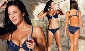 Đường cong 'bỏng rẫy' của nữ giám khảo X-Factor với bikini