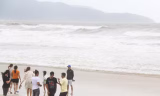 Sóng to gió lớn, nhiều người ở Đà Nẵng vẫn ra biển 'check in' sau bão 