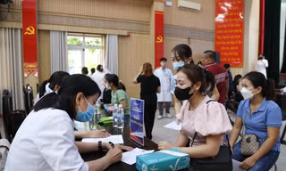 Thanh niên công nhân Đà Nẵng được khám bệnh miễn phí, mua sắm 0 đồng