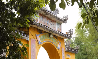 Vẻ đẹp cổ kính của ngôi làng trăm tuổi giữa lòng đô thị hiện đại