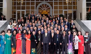 Thủ tướng Nguyễn Xuân Phúc chụp ảnh lưu niệm cùng đoàn kiều bào tiêu biểu dự Xuân Quê hương 2018. Ảnh: VGP