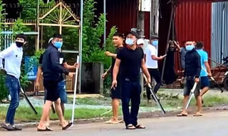 Hàng chục thanh niên bịt mặt cầm dao, mã tấu đuổi chém nhau gây náo loạn ở Đồng Nai