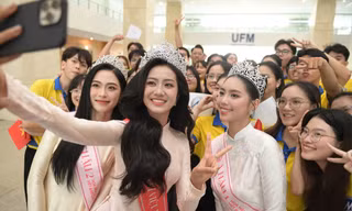 Hàng nghìn sinh viên vây kín Hoa hậu Hà Trúc Linh 
