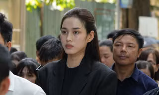 Hoa hậu Đỗ Thị Hà hòa vào dòng người đi viếng Tổng Bí thư Nguyễn Phú Trọng
