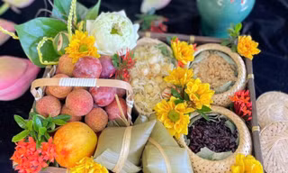 Mọi người đều uống rượu, ăn hoa quả, gọi là giết sâu bọ...