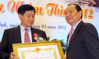 Ủy viên Bộ Chính trị, Bí thư Thành ủy TPHCM Lê Thanh Hải trao Huân chương lao động hạng hai cho ông Johnathan Hạnh Nguyễn. Ảnh: Hữu Vinh