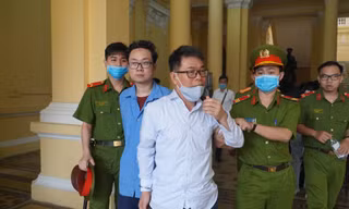 Cựu thẩm phán Nguyễn Hải Nam và cựu giảng viên Lâm Hoàng Tùng tại phiên xử sơ thẩm. Ảnh: Tân Châu.