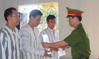 Trao quyết định cho phạm nhân trong một đợt giảm án tù.