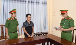 'Cò' bệnh viện vừa ra tù lại bị khởi tố vì cầm dao định tấn công bảo vệ