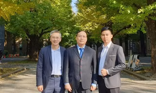 GS.TSKH Nguyễn Đình Đức (người đứng giữa) tiếp tục đứng đầu trong các nhà khoa học đang sinh sống và làm việc tại Việt Nam