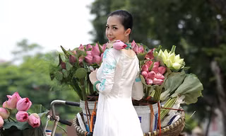 Linh Nga dịu dàng áo dài và sen Việt