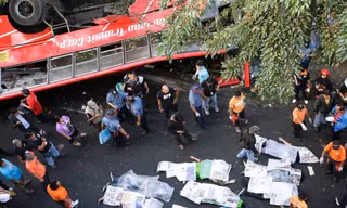 Xác các nạn nhân bên cạnh chiếc xe bus bị rơi ở Manila, Philippines