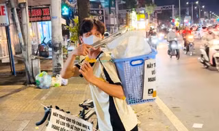 ‘Hiệp sĩ’ ve chai Tây Đô gom rác, góp yêu thương
