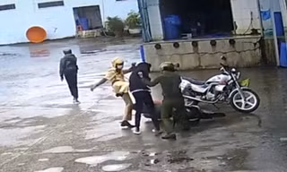 Tước danh hiệu CAND ba cảnh sát đánh hai thiếu niên chạy xe máy
