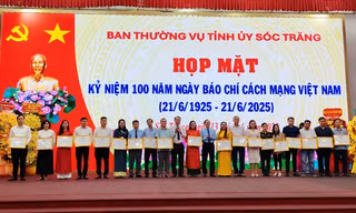 Phóng viên Báo Tiền Phong nhận bằng khen của Chủ tịch tỉnh Sóc Trăng