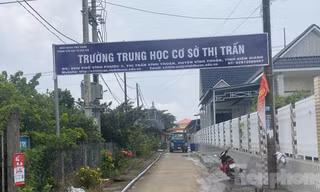 Kiểm điểm trách nhiệm hiệu trưởng tự ý chuyển trường 
