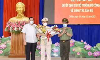 Thừa ủy quyền của Bộ trưởng Bộ Công an, Thiếu tướng Bùi Văn Quyền trao Quyết định bổ nhiệm của Bộ trưởng Bộ Công an cho Thượng tá Trần Văn Thi, Phó Giám đốc Công an tỉnh Cà Mau. Ảnh: Hoàng Chung.