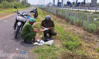 Phát hiện nhiều sổ hộ khẩu, căn cước và con dấu nghi giả bên lề đường ở Tiền Giang
