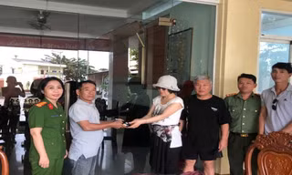 Du khách Hàn xúc động nhận lại ví rơi ở Phú Quốc