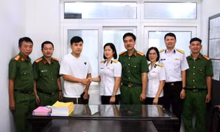 Nữ sĩ quan Học viện Hải quân trao trả hơn 80 triệu đồng cho người nước ngoài bị đánh rơi