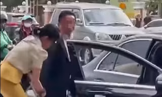 Người đàn ông đi xe Mercedes rút kiếm dọa chém nhân viên môi trường