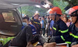 Xe tải tông sập nhà dân ở Nha Trang 