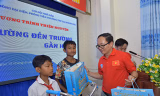 Tặng xe đạp cho học sinh miền núi 