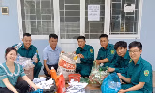 Gom ve chai, giấy vụn đổi bữa ăn miễn phí cho trẻ miền núi 