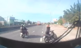Công an làm việc với đối tượng hành hung tài xế xe buýt trước trạm CSGT