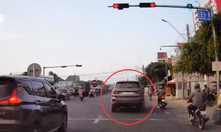 Lái xe vượt đèn đỏ bị người dân quay clip, tài xế bị phạt 19 triệu đồng