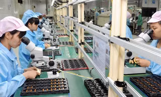 Việt Nam có nhiều điều kiện để phát triển công nghiệp bán dẫn. Trong ảnh, công nhân tại nhà máy lắp ráp vi mạch. (Ảnh minh hoạ, ST). 