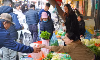 Người dân nhộn nhịp mua thực phẩm tươi sống như rau xanh. Ảnh Trọng Quân. 