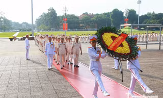 Hội Cựu CAND dâng hoa, viếng Lăng Bác và Đài tưởng niệm Anh hùng liệt sĩ