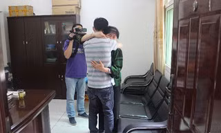 Jiang Minh và mẹ trong cuộc hội ngộ đầy nước mắt.