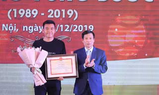 Bộ trưởng Bộ VH-TT&DL Nguyễn Ngọc Thiện trao bằng khen của Thủ tướng Nguyễn Xuân Phúc cho Lý Hoàng Nam.