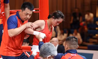 Nguyễn Thị Tâm bị xử thua kỹ thuật sau tình huống chấn thương ngoài ý muốn, không thể chơi tốt trước đối thủ (ảnh Văn Thoả)