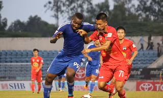 Quảng Nam (áo xanh) bị HAGL cầm hoà 1-1 ngay trên sân nhà.
