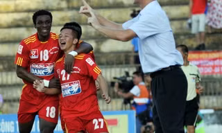 Các cầu thủ Hải Phòng ăn mừng bàn thắng vào lưới Bình Dương.