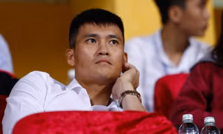 Khuôn mặt kém vui của Lê Công Vinh ở trận thua 0-4 CLB Hà Nội của đội bóng dưới quyền. 
