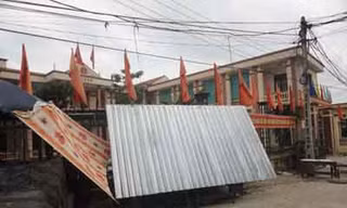 Nhếch nhác trước trụ sở UBND xã