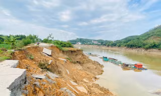 Sạt lở đê nghiêm trọng hơn 100m, chia cắt giao thông tỉnh lộ 323