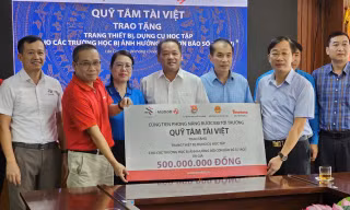 'Cùng Tiền Phong nâng bước em tới trường' trao tặng 500 triệu đồng cho học sinh Lào Cai 
